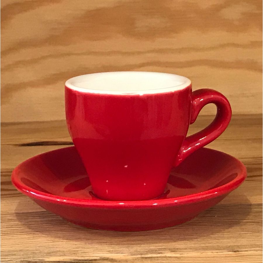 Porcelánový šálek na espresso s objemem 80ml vhodný pro klasické či dvojité espresso.  Obsahuje i podšálek. Barva: červená.