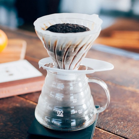 Hario Dripper V60-02 skleněný - bílý (VDGR-02W)