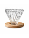Elegantní skleněný dripper s dřevěným podstavcem pro přípravu filtrované kávy. Spojuje funkčnost, čistý design a přírodní materiály.