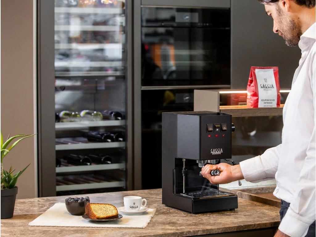 Pákový kávovar GAGGIA Classic EVO E24 černý