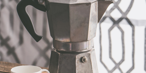 Przygotowanie kawy w kawiarce moka