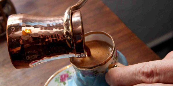 Příprava kávy v džezvě