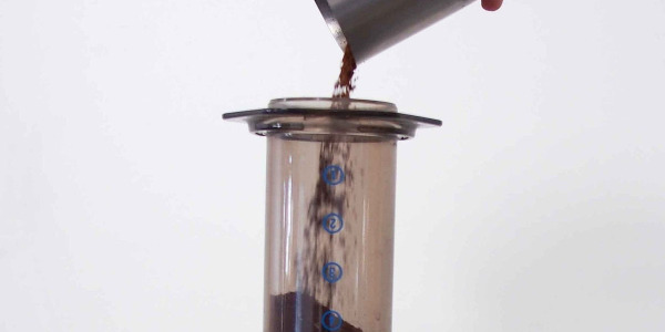 Příprava kávy v Aeropressu