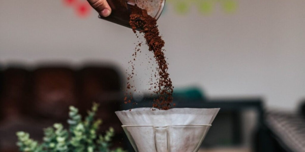 Příprava kávy v Chemexu