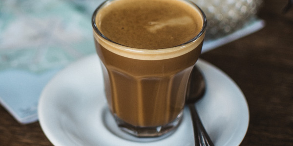 Příprava kávy flat white