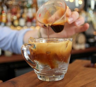 Příprava kávy espresso tonic