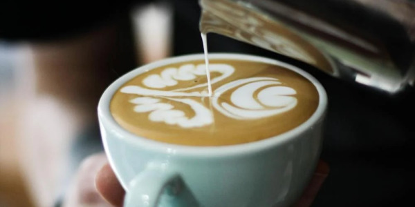 Příprava kávy caffe latte