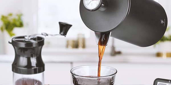 Przygotowanie kawy we french pressie