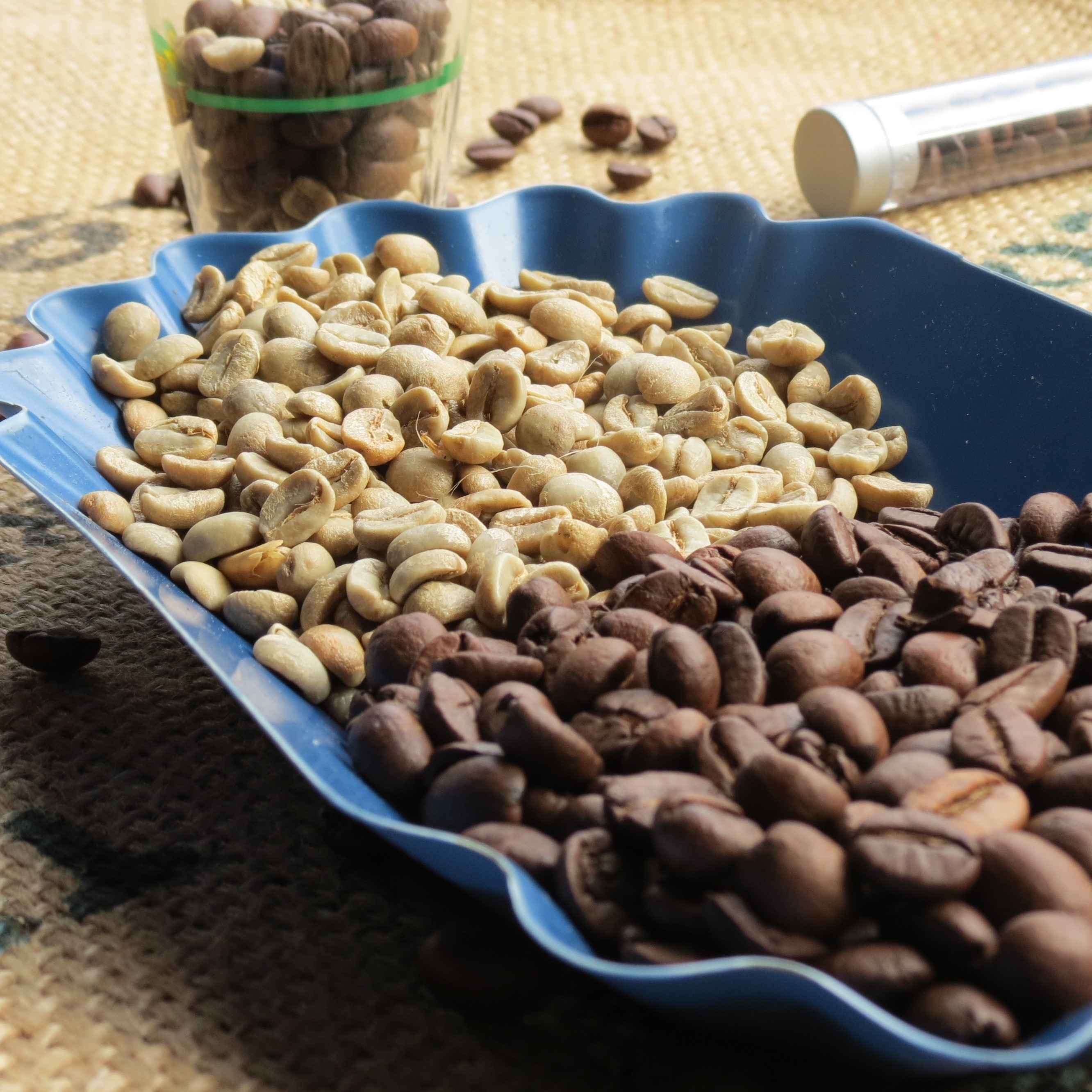 Preparation of green coffee with roasting