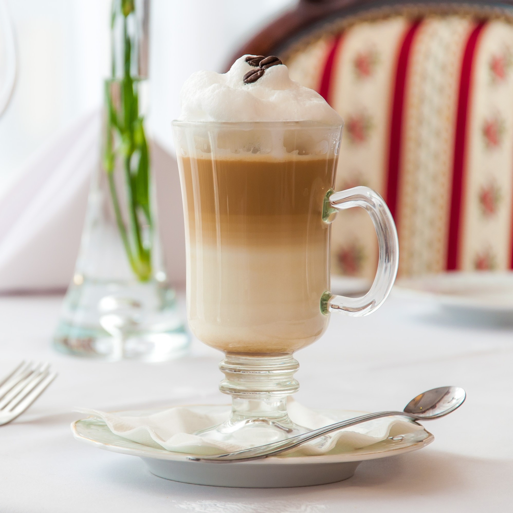 Příprava kávy latte macchiato